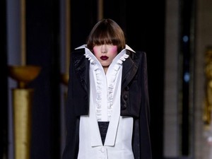 Horor atau Stylish? Gaun Drakula Hantui Paris Fashion Week