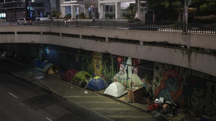 Pandemi COVID-19 berdampak pada perekonomian warga di berbagai negara dunia. Di Sao Paulo Brasil, populasi gelandangan meningkat hingga 30% selama pandemi.