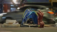 Para tunawisma yang tak memiliki hunian tetap ini pun menggelar tenda di sisi-sisi jalan raya untuk beristirahat.