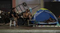 Fenomena manusia gerobak terlihat di sudut kota Sao Paulo, Brasil.