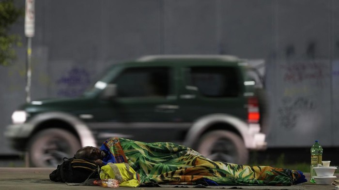 Wajah Sao Paulo Saat Malam yang Dibayangi Lonjakan Gelandangan Pandemi COVID-19 berdampak pada perekonomian warga di berbagai negara dunia. Di Sao Paulo Brasil, populasi gelandangan meningkat hingga 30% selama pandemi.