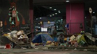 Sejumlah tunawisma menggelar tenda di bawah jalan layang yang berada di pusat kota Sao Paulo, Brasil, Rabu (26/1/2022).