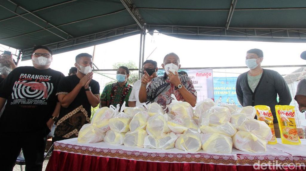 Wawali Gandeng Crazy Rich Surabaya Bagikan Gratis Minyak Goreng ke Warga