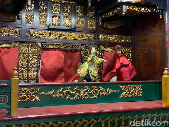 Pertunjukan Wayang Potehi masih eksis di Surabaya. Klenteng Hong Tiek Hian di Surabaya Utara kerap menggelar pertunjukan wayang tersebut.