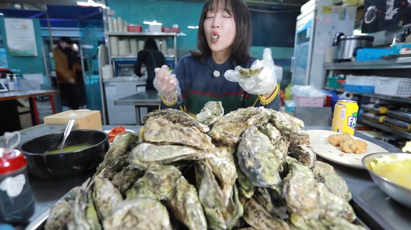 YouTuber Mukbang 200 Tiram Kukus Bikin Pelanggan Lain Takjub