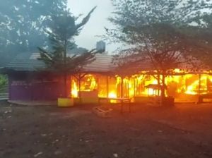 10 Kios Ludes Terbakar di Kawasan Bendung Manganti