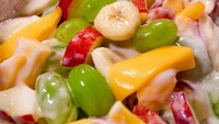 Bagi kamu penggemar salad buah, ada variasi resep yang lebih sehat dan tak terlalu tinggi kalori. Sausnya dibuat dari yogurt tawar dan pemanis alami, madu. Tambahkan juga bumbu seperti mustard pasta dan air lemon supaya makin enak. Ini dia resep salad buah saus yogurt. Foto: iStock
