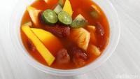 Rasa mangga muda yang asam kecut membuat buah tropis ini cocok diolah jadi asinan. Ada yang versi tanpa cuka hingga menggunakan mangga muda yang sudah diserut. Yuk cek resepnya di sini. Foto: detikfood