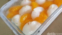 Kamu penggemar buah leci? Tak melulu dijadikan isian es teh manis, leci juga enak dijadikan topping puding susu kedelai. Padukan dengan jeruk mandarin kalengan agar makin meriah rasanya! Intip resepnya di sini. Foto: detikfood