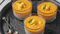 Teksturnya lembut seperti sutra, puding buah ini gampang kamu buat di rumah. Bahan lainnya adalah daging buah mangga gedong yang manis enak. Tambahkan juga mangga arum manis sebagai pelengkap. Simak resep puding sutra mangga ini. Foto: Hestri Susilowati 