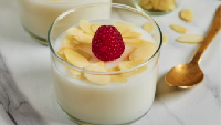 Manis lembutnya puding selalu jadi incaran, apalagi jika dikombinasikan dengan rasa gurihnya kelapa dan manisnya vanila. Kamu bisa bikin puding kelapa vanila yang praktis enak menggunakan resep ini. Foto: dok. Sasa