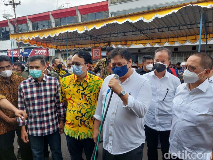 Airlangga Hartarto di pasar tradisional, Sabtu (29/1/2022)