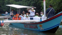 Wakil Menteri Lingkungan Hidup dan Kehutanan Alue Dohong (keempat kanan) dan Wakil Menteri Pekerjaan Umum dan Perumahan Rakyat John Wempi Wetipo (ketiga kiri) memotret suasana hutan bakau dalam aksi bersih sampah.