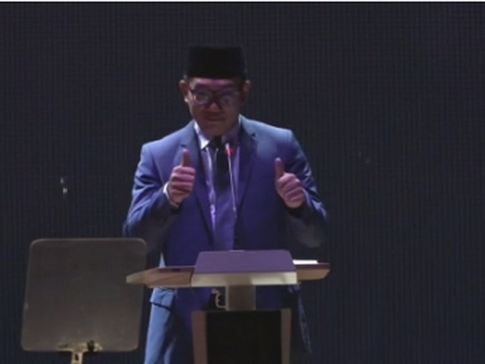 Gubernur Jawa Barat Ridwan Kamil yang juga seorang arsitek, menyebut Jakarta International Stadium (JIS) keren. Kang Emil pun memberi dua jempolnya untuk Gubernur DKI Jakarta Anies Baswedan.