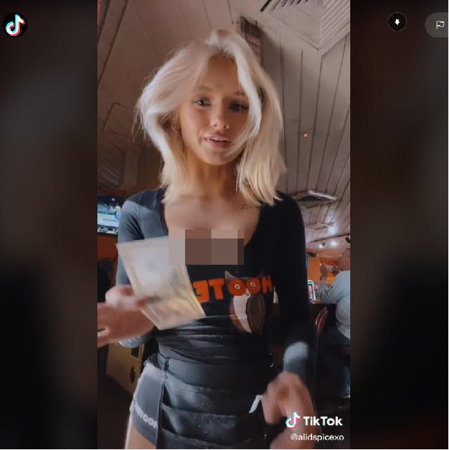 Hal itu terungkap baru-baru ini setelah Ali membuat video mengenai berapa banyak tip yang didapatkannya dan pelayan lain selama bekerja empat jam di restoran Hooters. Hooters merupakan restoran yang dikenal karena pramusajinya yang cantik dan berpenampilan seksi. Foto: TikTok