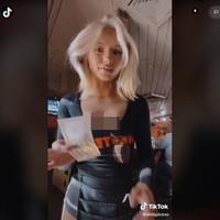 Hal itu terungkap baru-baru ini setelah Ali membuat video mengenai berapa banyak tip yang didapatkannya dan pelayan lain selama bekerja empat jam di restoran Hooters. Hooters merupakan restoran yang dikenal karena pramusajinya yang cantik dan berpenampilan seksi. Foto: TikTok