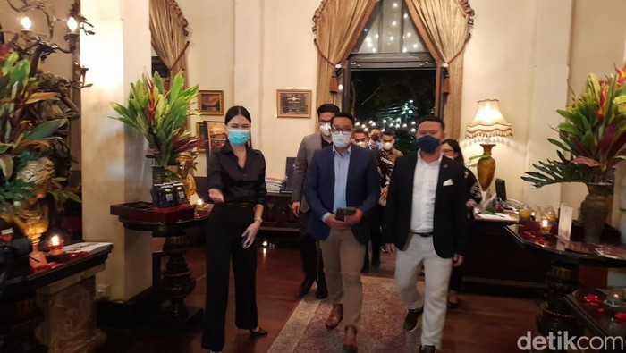 Anies Baswedan dan Ridwan Kamil di acara KTT Y20 di Tugu Kuntskring, 29 Januari 2022. (Marteen Ronaldo Pakpahan/detikcom)