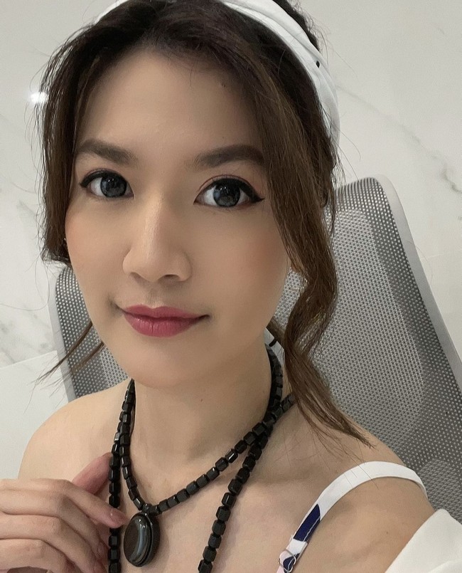 Asty Ananta pun kembali berakting. Dia termasuk dalam deretan pemain serial Virgin The Series yang dibintangi Adhisty Zara. Foto: dok. Instagram @asty_ananta