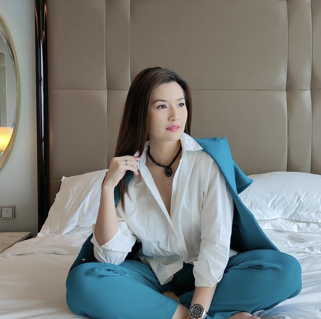 Kini, Asty Ananta aktif sebagai presenter acara televisi Bedah Rumah Lagi. Dia kerap mengunggah ulang video TikTok yang dibuatnya di sela-sela syuting. Foto: dok. Instagram @asty_ananta