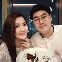 Sebelumnya pada 2016, dunia hiburan dihebohkan dengan pernikahan Asty Ananta yang digelar secara diam-diam di Bali. Sebab saat itu Asty dikabarkan tak mendapat restu dari orang tuanya. Foto: dok. Instagram @asty_ananta