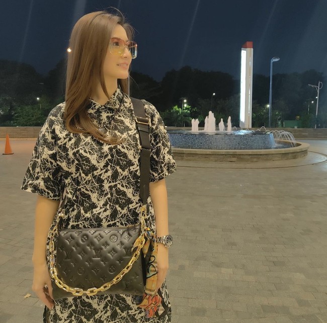 Penampilan terbaru Asty Ananta dinilai semakin cantik oleh netizen. Pemilik akun Instagram @asty_ananta itu terlihat menawan dengan dagu lancip dan pipi tirus. Foto: dok. Instagram @asty_ananta
