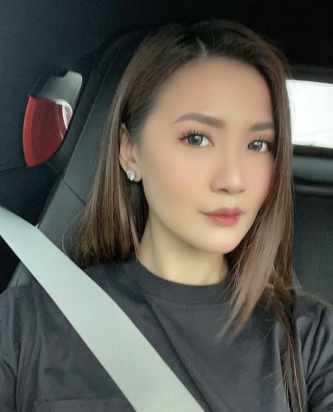 Unggahan Asty Ananta dibanjiri komentar netizen yang memuji paras cantiknya. Dia dinilai awet muda di umur 37 tahun. Foto: dok. Instagram @asty_ananta