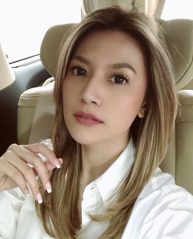 Dalam serial Virgin The Series, Asty Ananta berperan sebagai Mama Rossa, ibu dari Arla Ailani. Dia dikisahkan sebagai istri yang hidup dalam tekanan dan tidak bahagia dengan kehidupan pernikahannya. Foto: dok. Instagram @asty_ananta