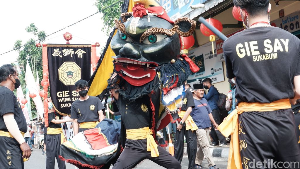 Atraksi  Barongsai di peresmian Odeon Kampoeng Naga Sukabumi