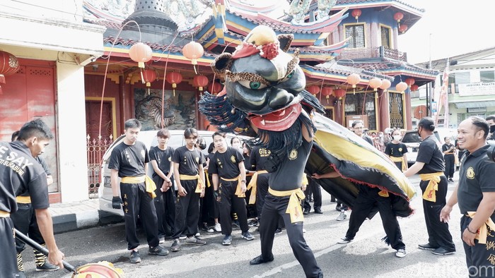 Atraksi  Barongsai di peresmian Odeon Kampoeng Naga Sukabumi
