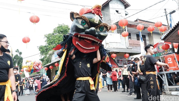 Atraksi  Barongsai di peresmian Odeon Kampoeng Naga Sukabumi