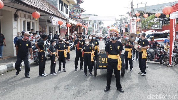 Penampilan barongsai ini terhitung yang pertama kali setelah pandemi COVID-19 merebak di Kota Sukabumi. Penampilan barongsai ini terhitung yang pertama kali setelah pandemi COVID-19 merebak di Kota Sukabumi.