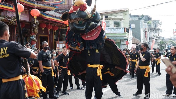 Masyarakat terlihat antusias menyaksikan penampilan barongsai di kawasan pecinan ini. Beberapa warga juga turut megabadikan momen sambil berswafoto dengan barongsai tersebut. Masyarakat terlihat antusias menyaksikan penampilan barongsai di kawasan pecinan ini. Beberapa warga juga turut megabadikan momen sambil berswafoto dengan barongsai tersebut.