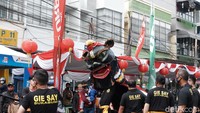 Suasana semakin meriah dengan ornamen-ornamen yang menandakan hari raya Imlek tiba. Lampion-lampion terpasang disepanjang jalan Odeon dan beberapa bazzar mulai menjajakan dagangannya. 