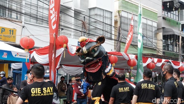 Suasana semakin meriah dengan ornamen-ornamen yang menandakan hari raya Imlek tiba. Lampion-lampion terpasang disepanjang jalan Odeon dan beberapa bazzar mulai menjajakan dagangannya. Suasana semakin meriah dengan ornamen-ornamen yang menandakan hari raya Imlek tiba. Lampion-lampion terpasang disepanjang jalan Odeon dan beberapa bazzar mulai menjajakan dagangannya.Â