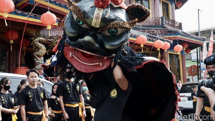 Riuh rendah semarak penampilan barongsai hingga angklung mengiringi peresmian wisata kampung tematik ‘Odeon Kampoeng Naga’ di Sukabumi.