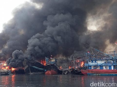 Belasan kapal yang bersandar di Pelabuhan Kota Tegal terbakar pada Sabtu sekitar pukul 04.30 WIB (29/1/2022). Hingga pukul 09.00 WIB, api belum padam. Kebakaran diduga akibat korsleting di salah satu kapal.
