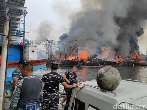 Belasan kapal yang bersandar di Pelabuhan Kota Tegal terbakar pada Sabtu sekitar pukul 04.30 WIB (29/1/2022). Hingga pukul 09.00 WIB, api belum padam. Kebakaran diduga akibat korsleting di salah satu kapal.