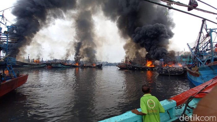Belasan kapal yang bersandar di Pelabuhan Kota Tegal terbakar pada Sabtu sekitar pukul 04.30 WIB (29/1/2022). Hingga pukul 09.00 WIB, api belum padam. Kebakaran diduga akibat korsleting di salah satu kapal.