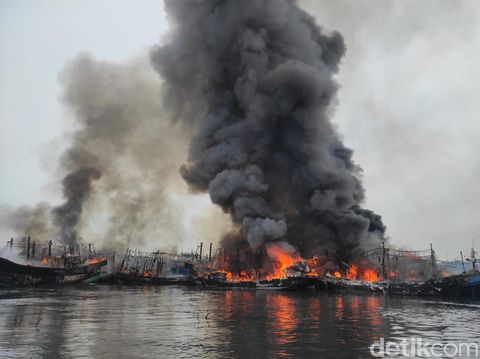 Belasan kapal yang bersandar di Pelabuhan Kota Tegal terbakar pada Sabtu sekitar pukul 04.30 WIB (29/1/2022). Hingga pukul 09.00 WIB, api belum padam. Kebakaran diduga akibat korsleting di salah satu kapal.