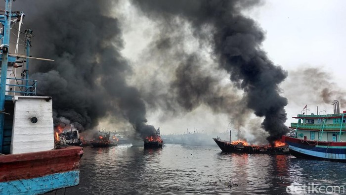 Belasan kapal yang bersandar di Pelabuhan Kota Tegal terbakar pada Sabtu sekitar pukul 04.30 WIB (29/1/2022). Hingga pukul 09.00 WIB, api belum padam. Kebakaran diduga akibat korsleting di salah satu kapal.