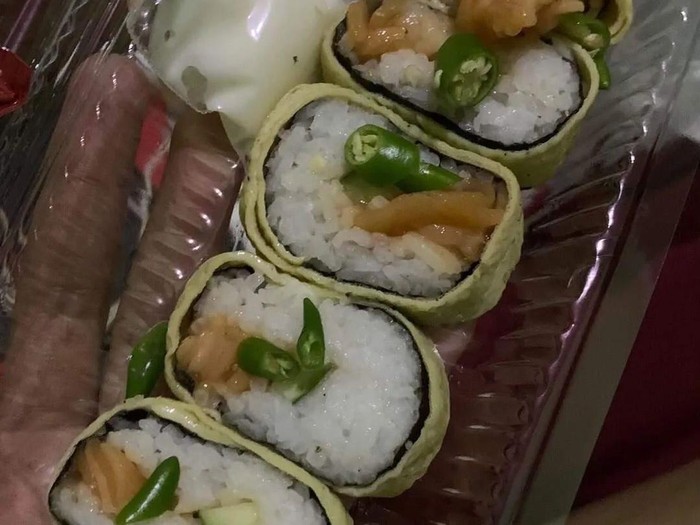 Beli Sushi Dikasih Irisan Cabai Rawit