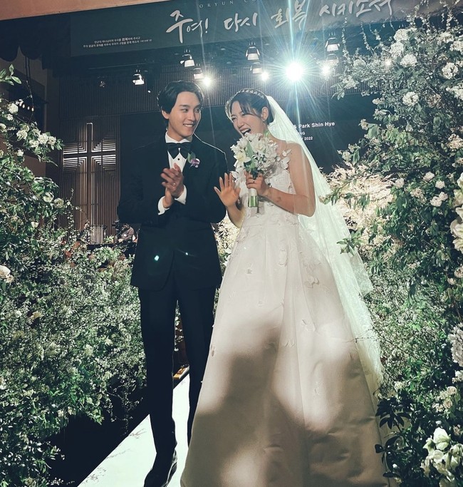 Di hari bahagianya, Park Shin Hye memakai gaun pengantin koleksi Oscar de la Ranta. Gaun yang dikenakan ibu hamil itu berkisar 18,713 dollar atau Rp 268 jutaan. Sebelumnya saat foto pre wedding, Park Shin Hye memakai tiga gaun berbeda dari Oscar de la Renta dan Monique Lhuillier. Foto: dok. Instagram subin_eyesmag
