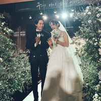 Di hari bahagianya, Park Shin Hye memakai gaun pengantin koleksi Oscar de la Ranta. Gaun yang dikenakan ibu hamil itu berkisar 18,713 dollar atau Rp 268 jutaan. Sebelumnya saat foto pre wedding, Park Shin Hye memakai tiga gaun berbeda dari Oscar de la Renta dan Monique Lhuillier. Foto: dok. Instagram subin_eyesmag