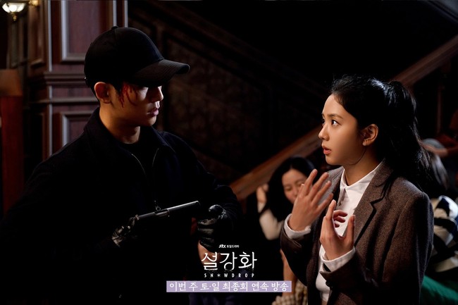 Drama Korea Snowdrop menuai kontroversi saat menayangkan episode pertamanya. Lebih dari 300 ribu netizen Korea menandatangani petisi yang diajukan ke Blue House (kepresidenan Korea Selatan) untuk membatalkan penayangannya. Foto: dok. JTBC