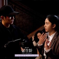 Drama Korea Snowdrop menuai kontroversi saat menayangkan episode pertamanya. Lebih dari 300 ribu netizen Korea menandatangani petisi yang diajukan ke Blue House (kepresidenan Korea Selatan) untuk membatalkan penayangannya. Foto: dok. JTBC