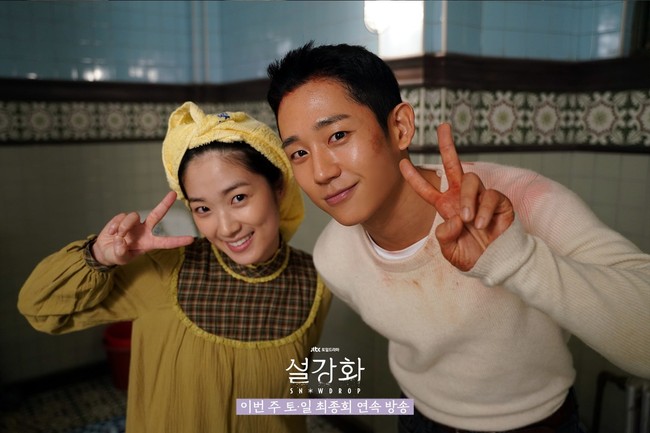 Sebab alur cerita drama Korea Snowdrop dituding menyimpang dari sejarah. Terlepas dari kontroversinya, para pemain menunjukkan kekompakan dan membagikan momen kebersamaan di Instagram. Foto: dok. JTBC