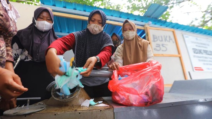 Emak-emak di Banyuwangi Sulap Limbah Masker jadi BBM Untuk Perahu di Destinasi Wisata