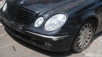 Kapolsek Kasihan Kompol Anton Nugroho Wibowo menjelaskan, kejadian berawal saat mobil hitam tersebut melaju dari arah Kota Yogyakarta dan berhenti di salah satu warung ayam goreng berjejaring di Jalan Bantul. Namun, mobil tersebut terkesan berhenti mendadak.