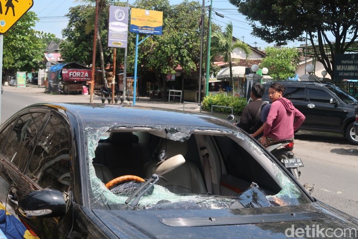 Mobil Mercy e-260 yang jadi bahan amukan massa di Bantul, kini ringsek. Polisi meringkus 3 tersangka perusakan mobil dan penganiayaan terhadap pengemudi.