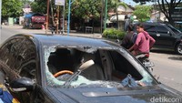 Bukannya menyelesaikan cekcok, pengemudi mobil hitam berjenis Mercy seri 260 itu justru meninggalkan lokasi.